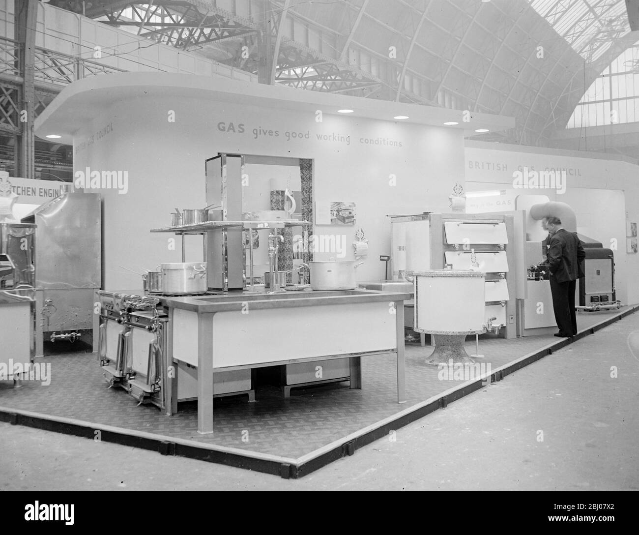 Die heute in Olympia von Herrn Harold Wilson, dem Präsidenten des Handelsausschusses, eröffnete Hotel-, Restaurant- und Catering-Ausstellung zeigt viele Vorteile bei der Zubereitung von Speisen, die durch die Einführung der Wissenschaft in der Küche erreicht werden. - Neue Elektrogeräte und die Einführung von Tiefkühlkost aus Amerika sind Merkmale der Ausstellung. - 16. Januar 1948 Stockfoto