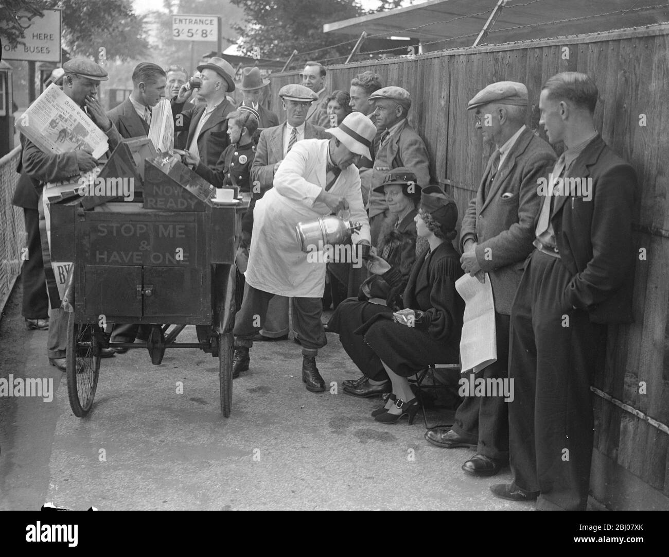 Schlange für Eröffnung von Wimbledon. Erfrischung aus dem 'Mobile Cafe'. - EIN 'Mobile Cafe' bietet willkommene Erfrischungen für Tennisbegeisterte, er Schlange für Stunden vor dem all England Club in Wimbledon für die Eröffnung der Meisterschaften. - Foto-Shows, die aus dem 'Mobile Cafe' in Wimbledon auf See serviert werden. - 21. Juni 1937 Stockfoto