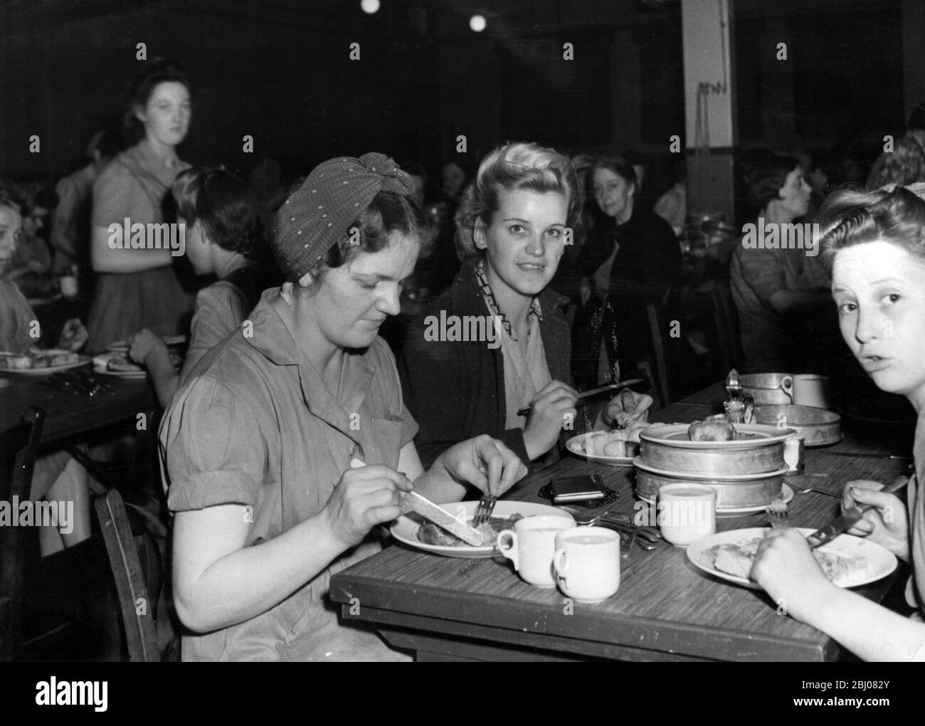 Mädchen essen Mittagessen in der Kantine einer Baumwollfabrik. - 16. November 1946 - Stockfoto