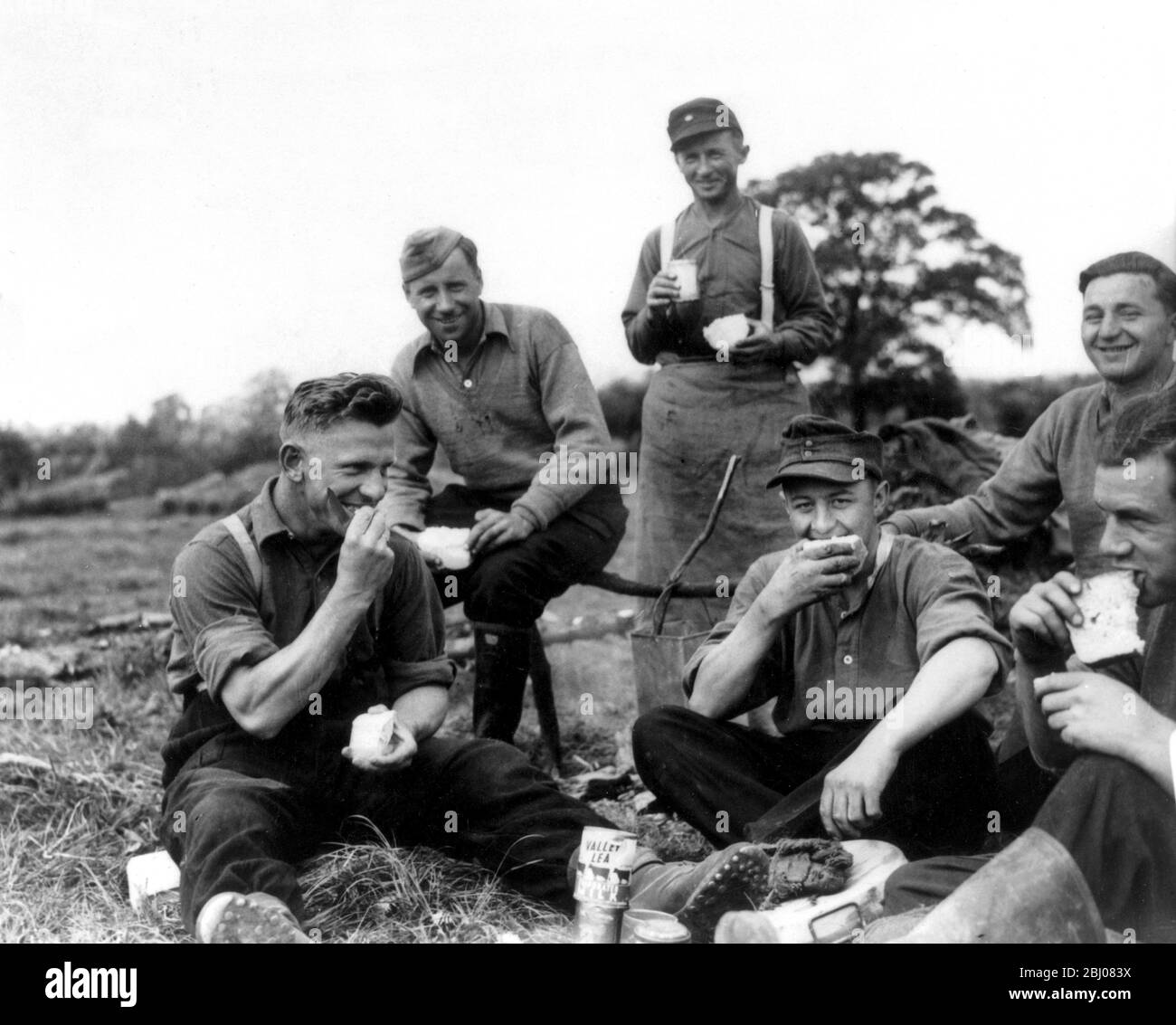 Gut gefütterte deutsche Häftlinge auf einem Bauernhof in Essex, 24.4.45 Stockfoto
