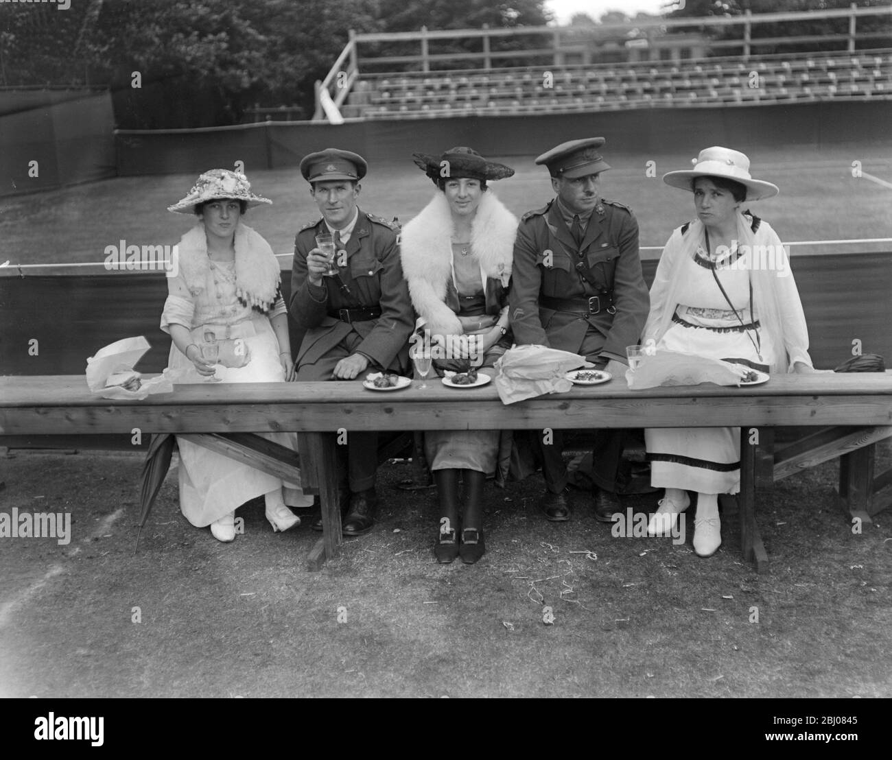 Tennis-Meisterschaften auf dem Rasen in Wimbledon. - EINE Mittagsfeier. - 19. Juni 1928 Stockfoto
