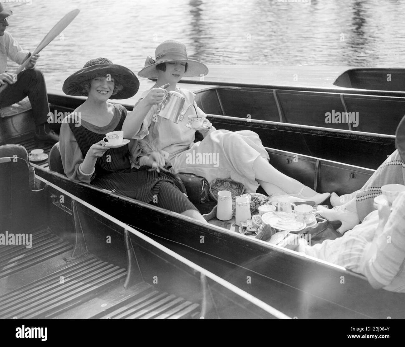 Eine Gondel ist das erste Mal in der Saison im Karsino, Hampton Court. Es wird von einer Party von helleren London Hippodrome Mädchen gechartert. - Alfieri, 6. Mai 1923 - - - - - - - - - - - - - - - - - Stockfoto