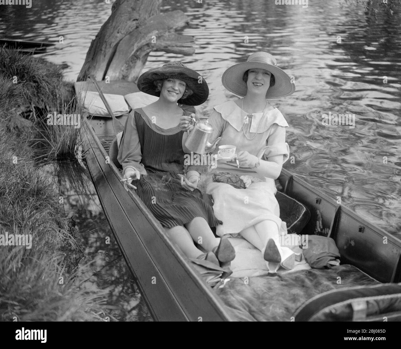 Eine Gondel ist das erste Mal in der Saison im Karsino, Hampton Court. Es wird von einer Party von helleren London Hippodrome Mädchen gechartert. - Alfieri, 6. Mai 1923 - - - - - - - - - - - - - - - - - Stockfoto