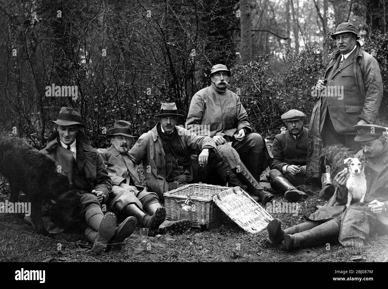 Shooting Party auf einem Landgut in Norfolk - Mittagessen im Wald. - 19. Januar 1918 Stockfoto