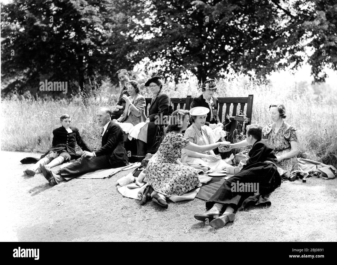 Schüler und Eltern picknicken auf dem Rasen an Christ ' s Hospital School, Horsham, West Sussex. - 1946 Stockfoto