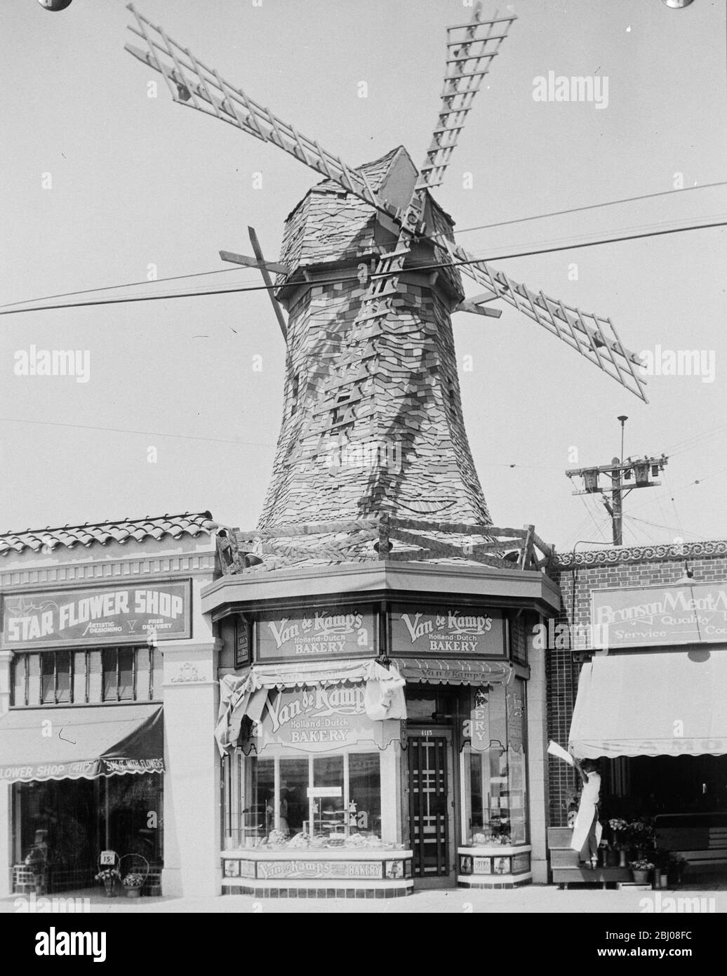 In einer Stadt der Alptraumhäuser . - EIN neues Bild aus Los Angeles zeigt eine Van de Kamp ' s Holland - holländische Bäckerei, die eine Windmühle darstellt. - 16. Mai 1928 Stockfoto