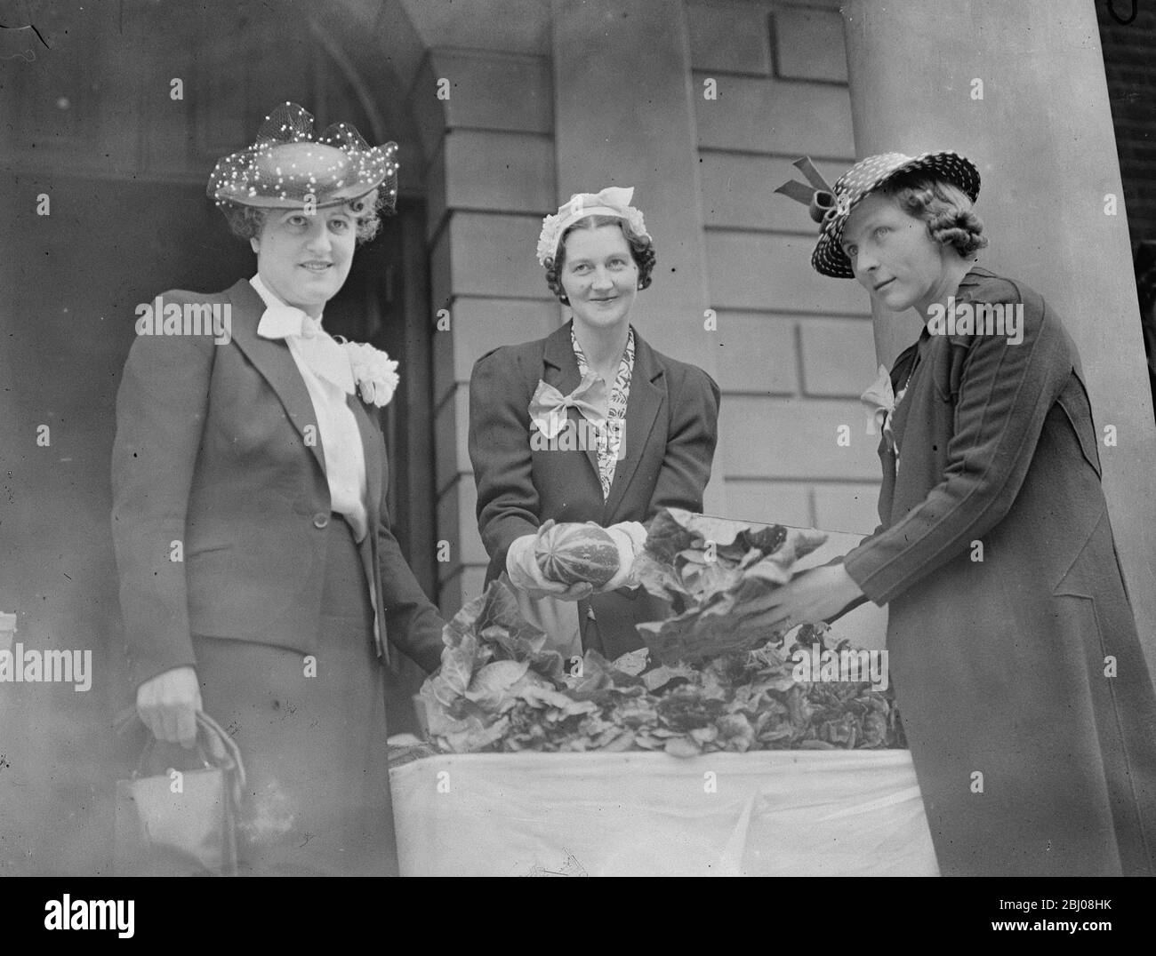 Auf dem Open-Air-Markt am äußeren Hof der St. Peter ' s Church , Vere Street , London , Lady Hamilton ( Mitte ) und Lady Abel - Smith ( rechts ) . - 6. Juli 1938 Stockfoto