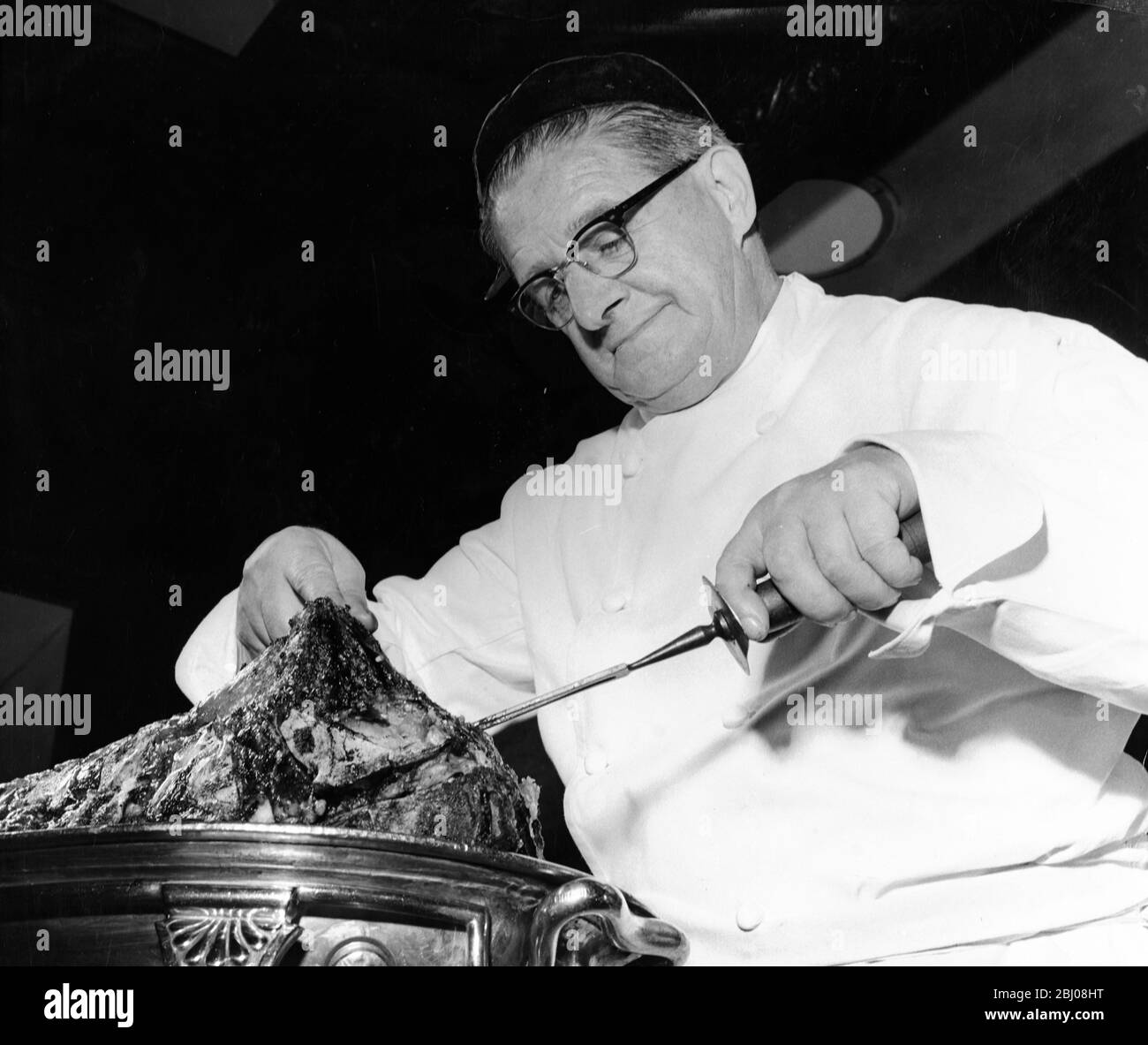 Moos von Simpson's-in-the-Strand. In der englischen Tradition ist er Koch und nicht Koch. Er möchte gerne mehr Rind und Schweinefleisch zu Weihnachten serviert sehen. - 26. November 1960 - Stockfoto