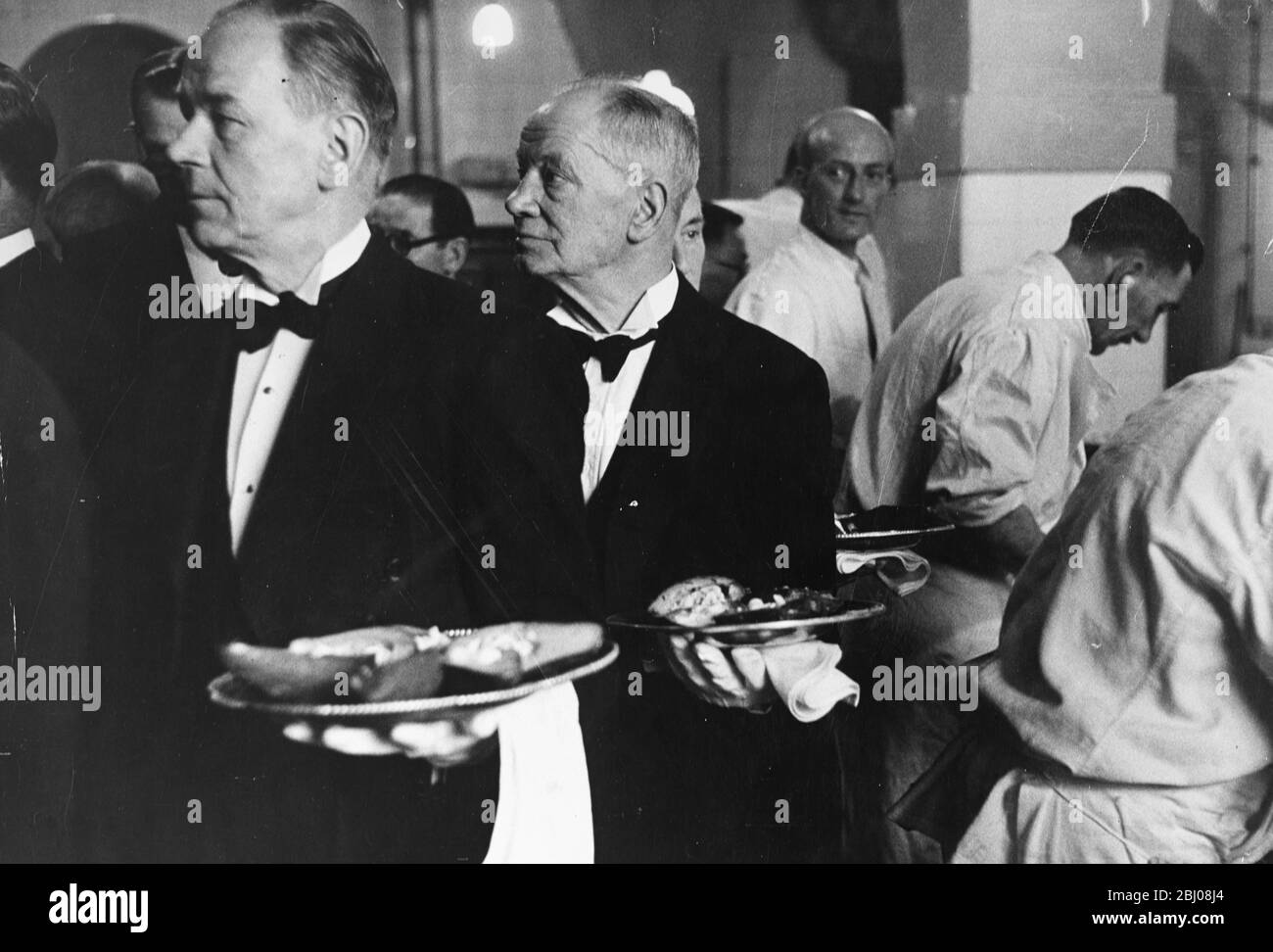 Kellner sammeln in der Küche Aufträge für den ersten Gang eines staatlichen Banketts, Avocado Birnen und Shrimps. - Mansion House, London, England - Juni 1954 Stockfoto
