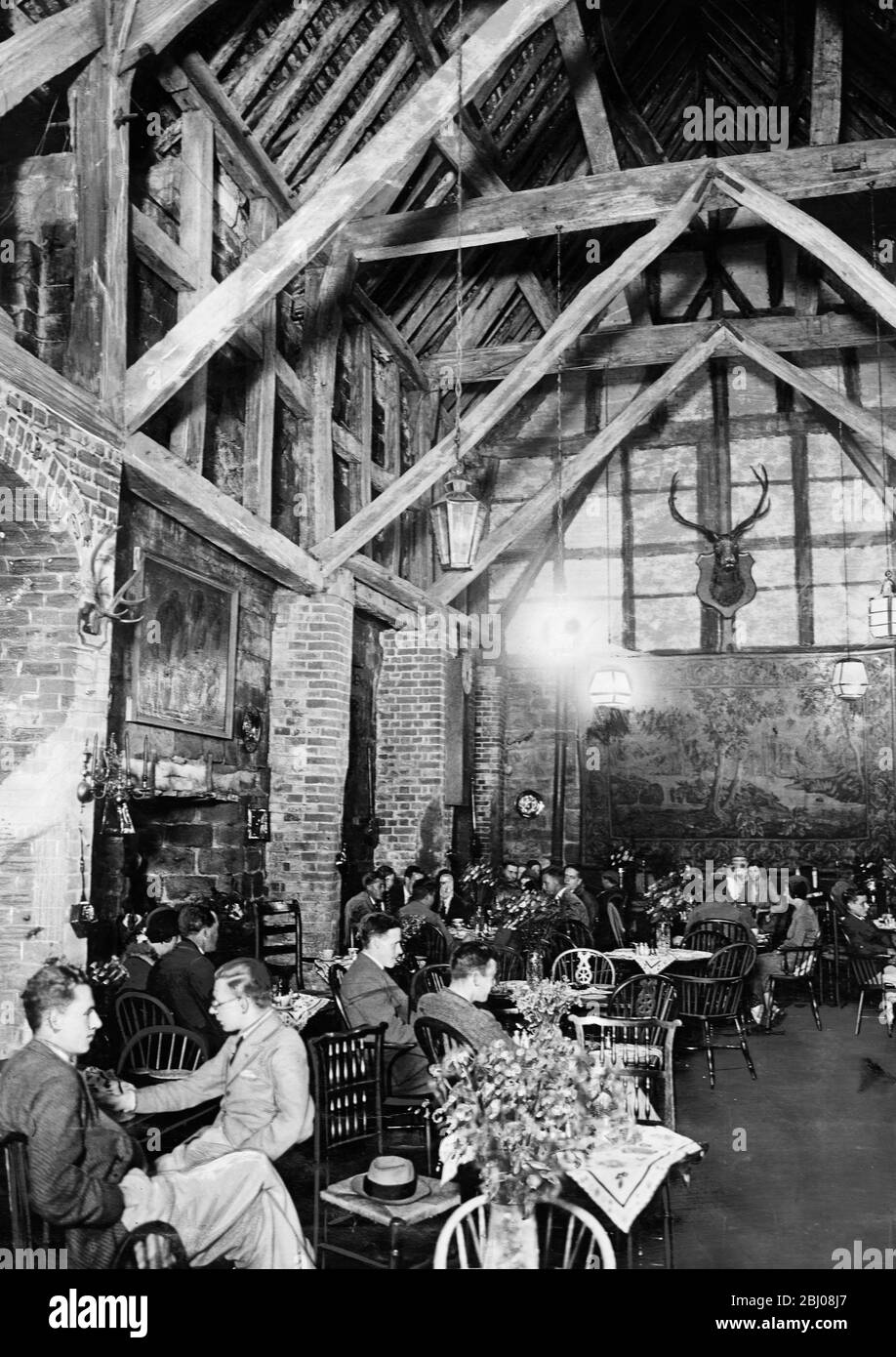 Die Leicester Scheune am Kenilworth Castle, die aus dem fünfzehnten Jahrhundert stammt, wurde in einen Erfrischungsraum für Besucher umgewandelt. - 23. September 1931 Stockfoto