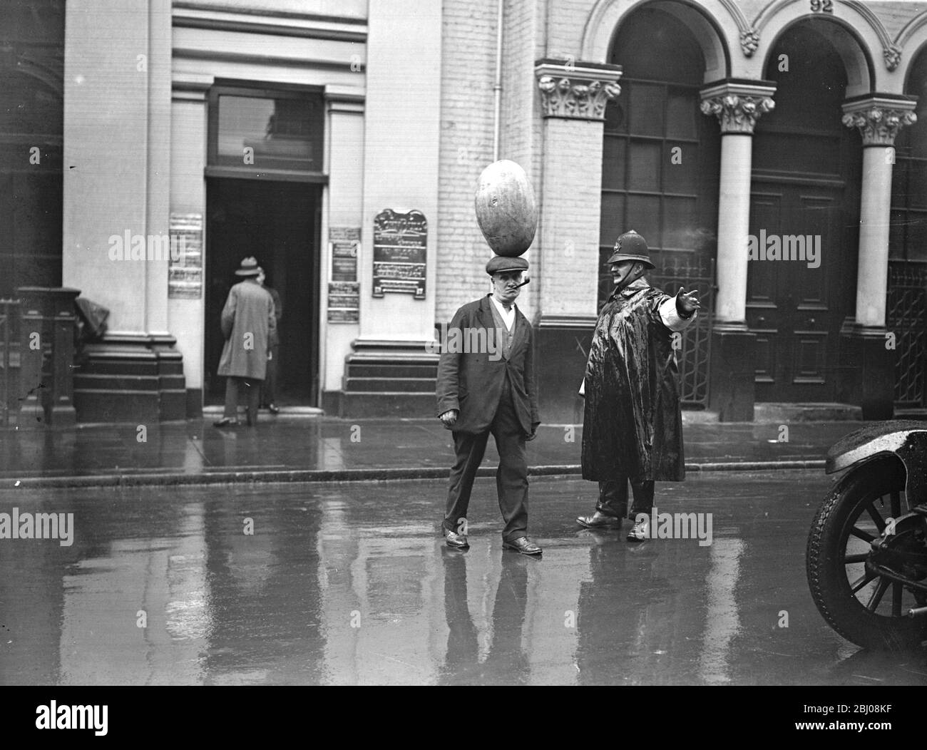 Ein typischer Portier von Covent Garden, Herr Jimmy Sainsbury, der seine perfekte Balance zeigt. - - - - 12. September 1931 Stockfoto
