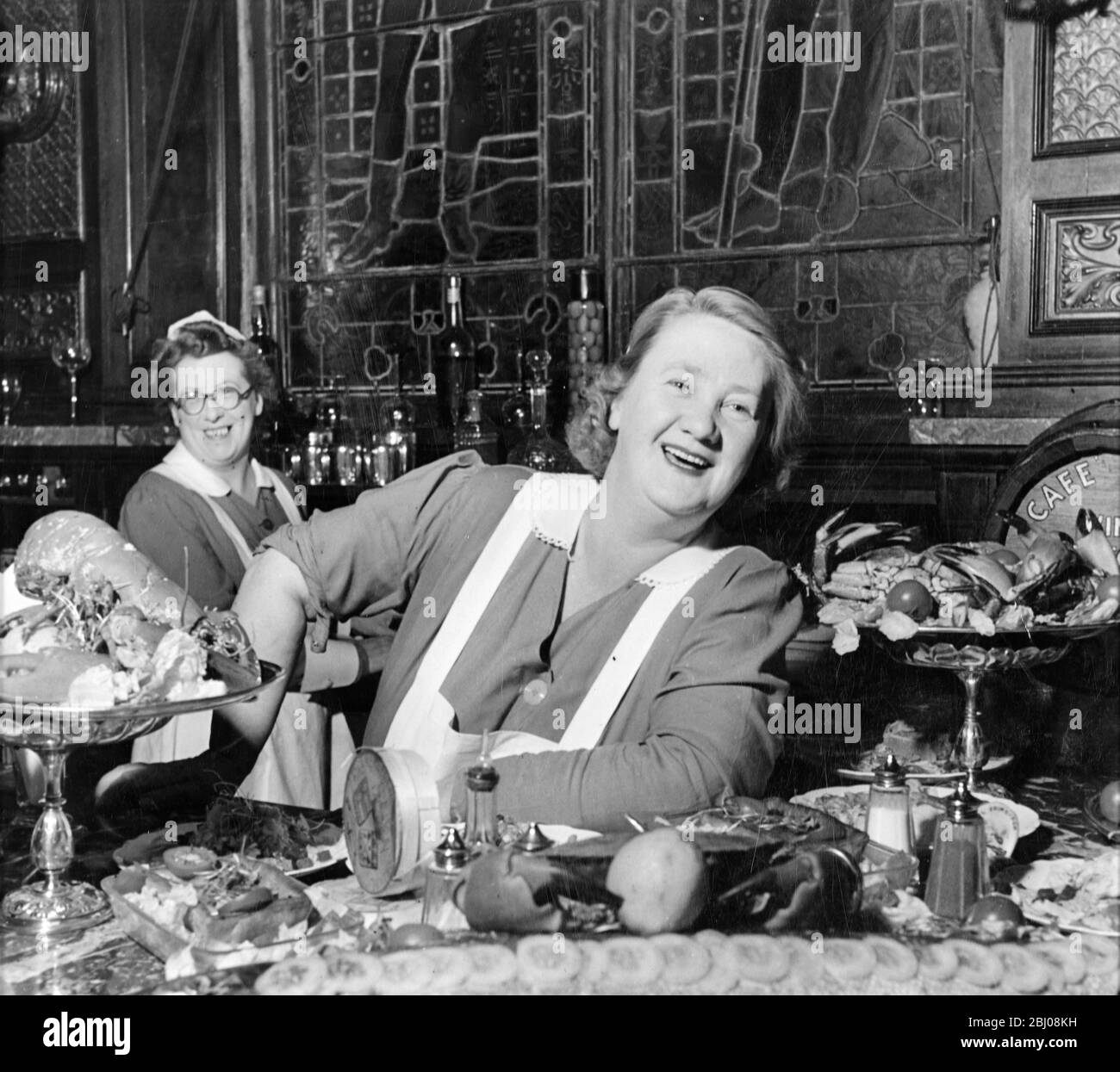 Alice und Grace im Edinburgh Cafe Royal, das für seine Meeresfrüchte berühmt ist. - 20. August 1949 Stockfoto