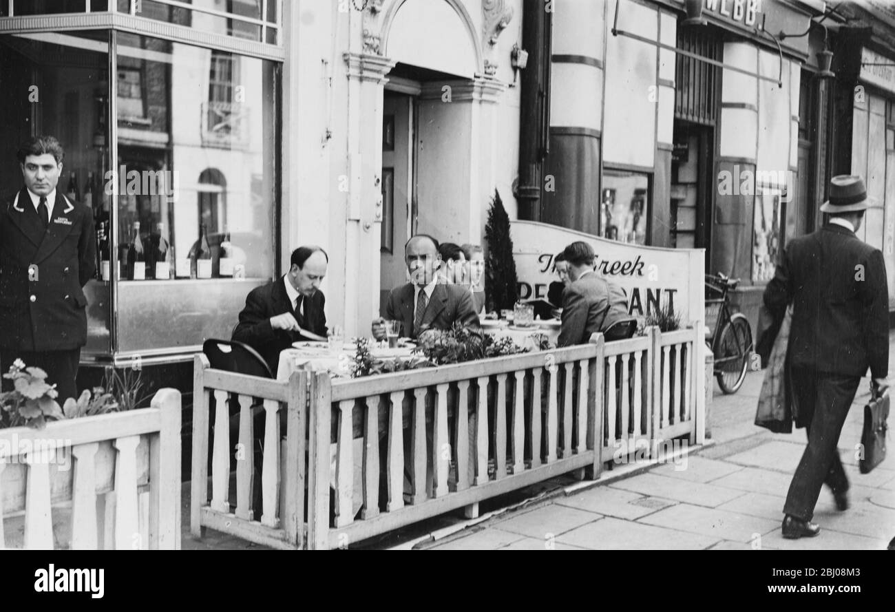 Gäste, die im Sommer im West End London, England, speisen, können im Freien speisen. - 15. Mai 1947 Stockfoto