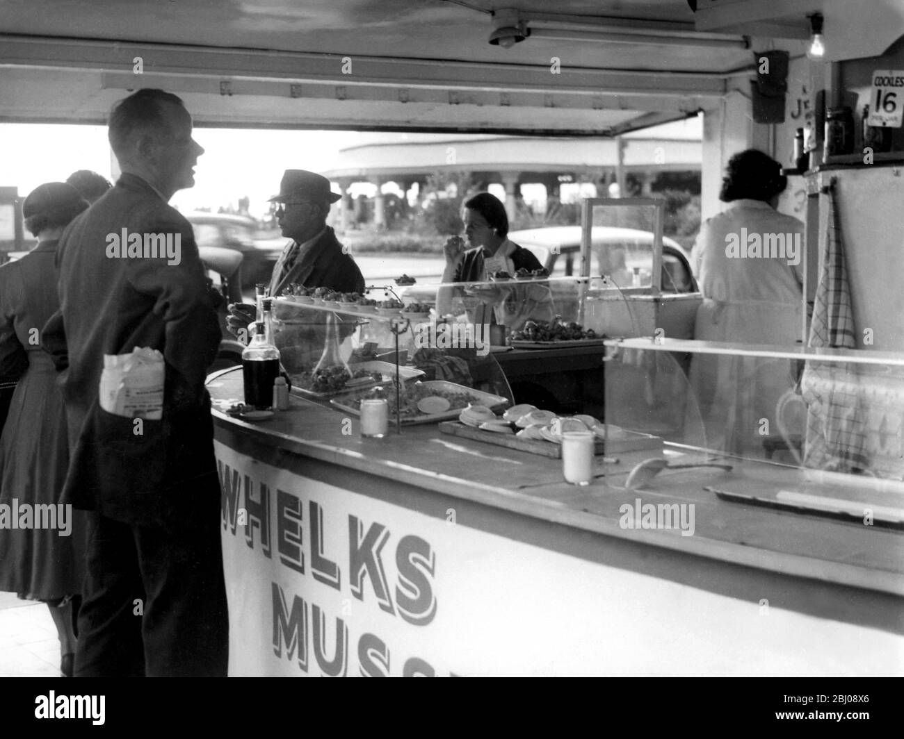 Welpen, Muscheln und Gelegenaale stehen in Southend-on-Sea - 1960er Jahren Stockfoto