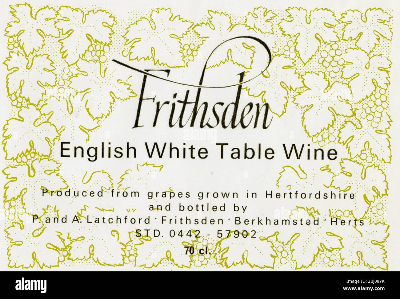 Weinetikett - Frithsden englischer Weißtafel Wein. Hergestellt in Hertfordshire und abgefüllt von P & A Latchford in Frithsden, Berkhamsted, Hertfordshire. - 1977 Stockfoto