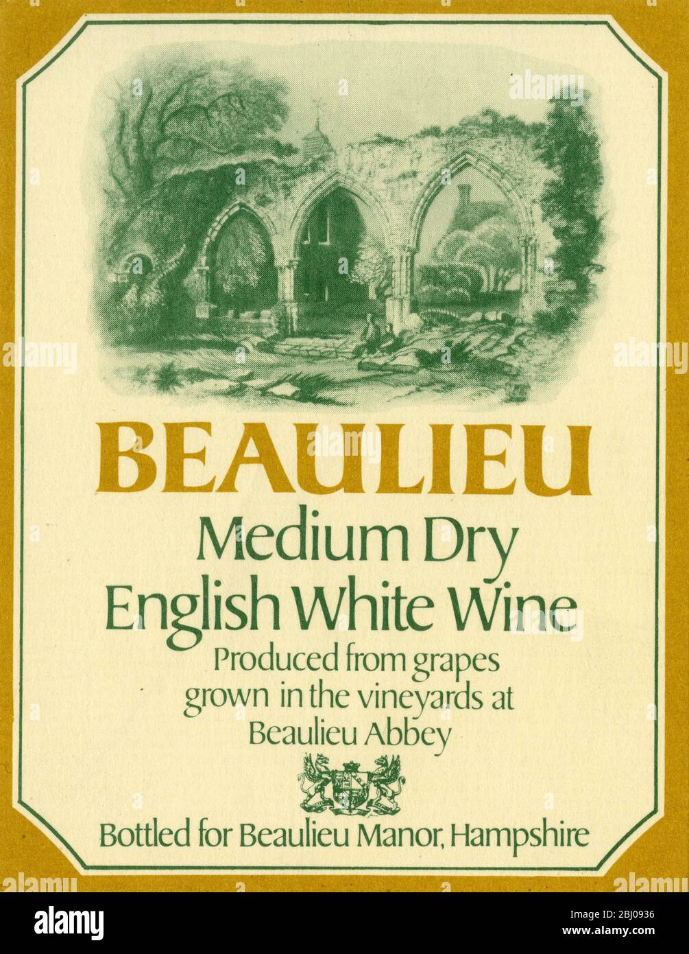 Weinetikett. - Beaulieu. Mitteltrockener Englischer Weißwein. Hergestellt aus Trauben, die in den Weinbergen der Abtei Beaulieu gewonnen werden. Abgefüllt für Beaulieu Manor, Hampshire. Stockfoto
