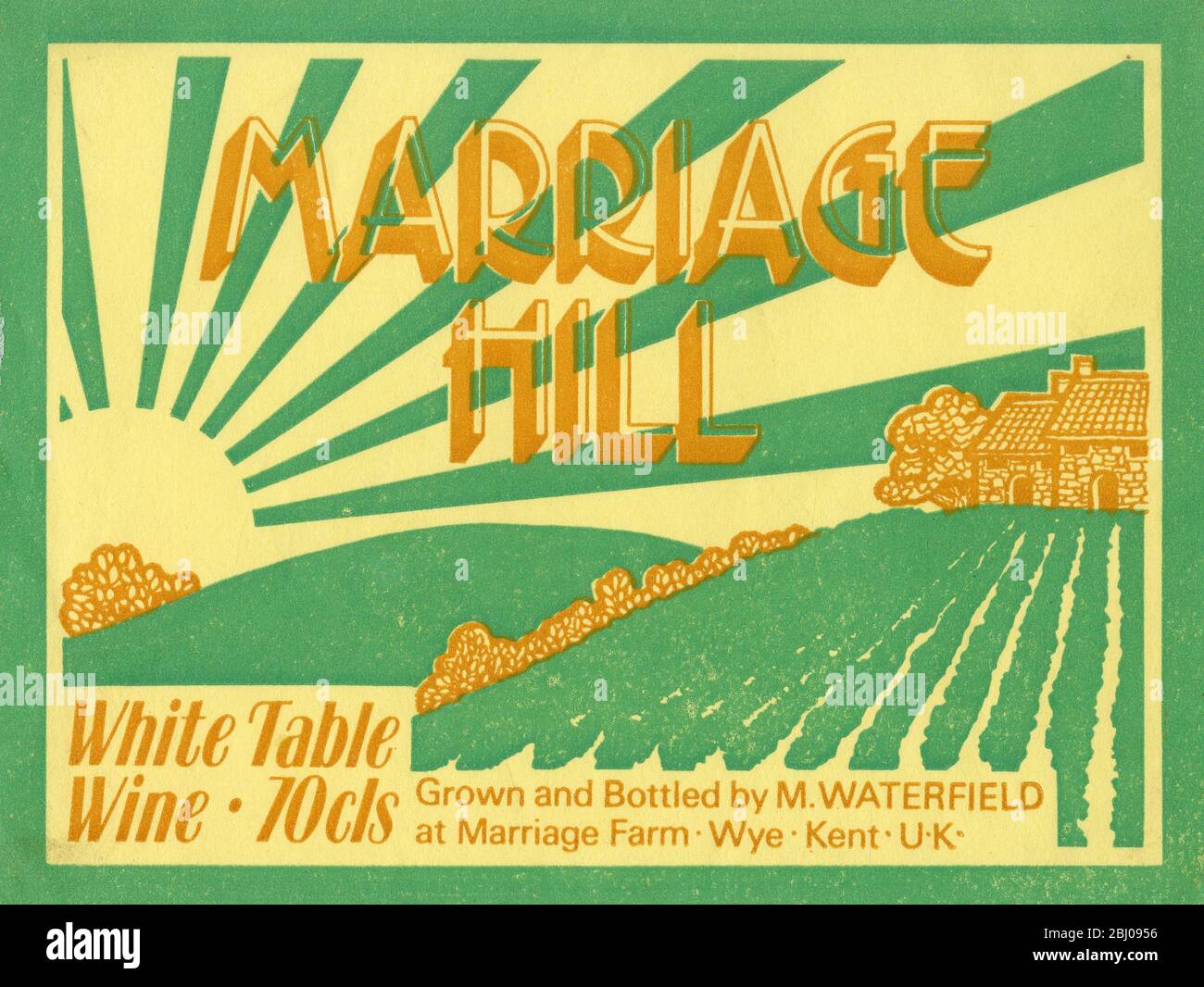 Weinetikett. - Heiratshügel. Weißer Tafelwein 70 cl. - angebaut und abgefüllt von M.Waterfield auf der Marriage Farm, Wye Kent, UK. Stockfoto