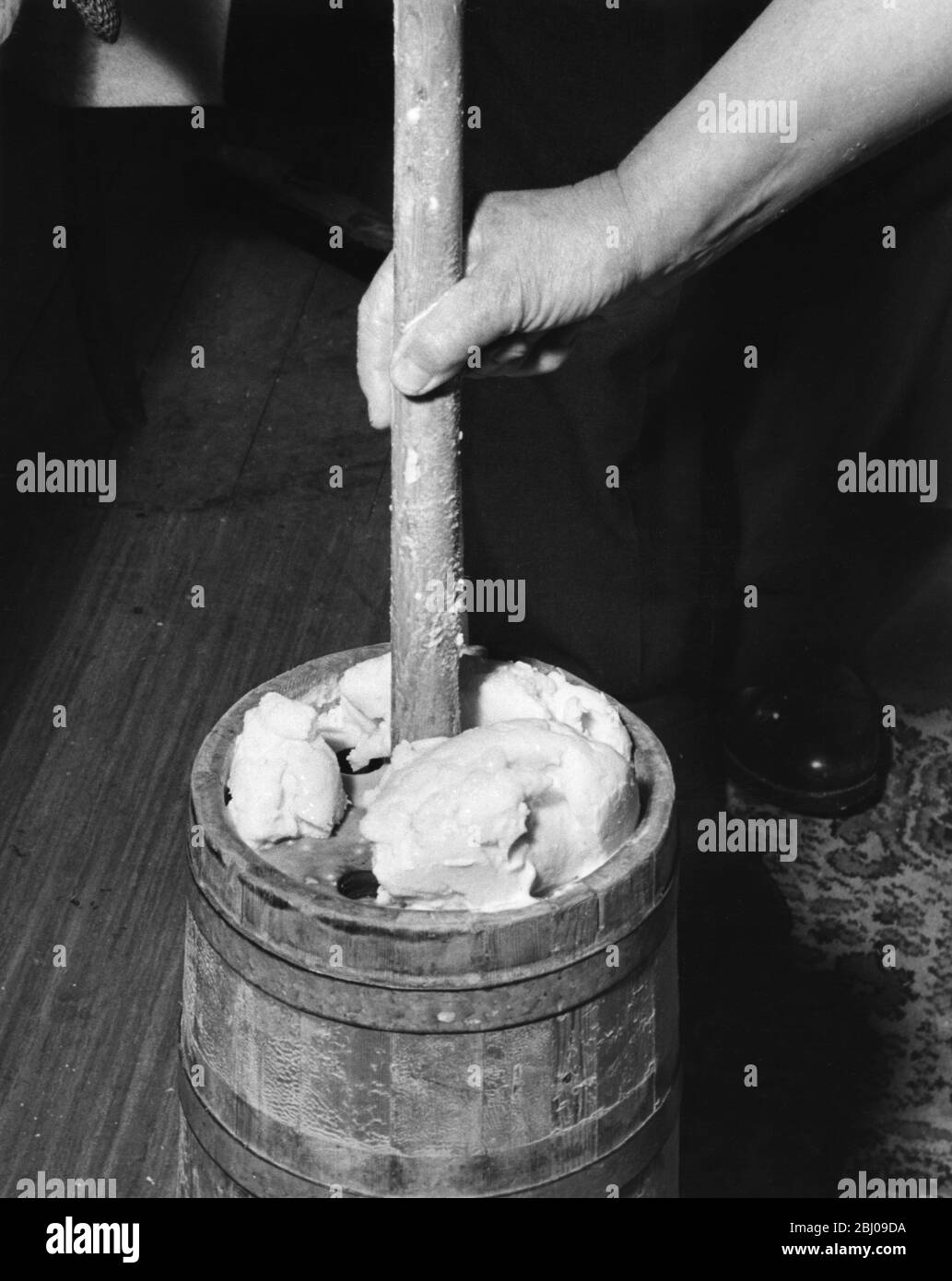 Miss Peggy Macleod, die Butter mit dem Kolben in Daliburgh South Uist Äußere Hebridges Schottland - September 1961 Stockfoto