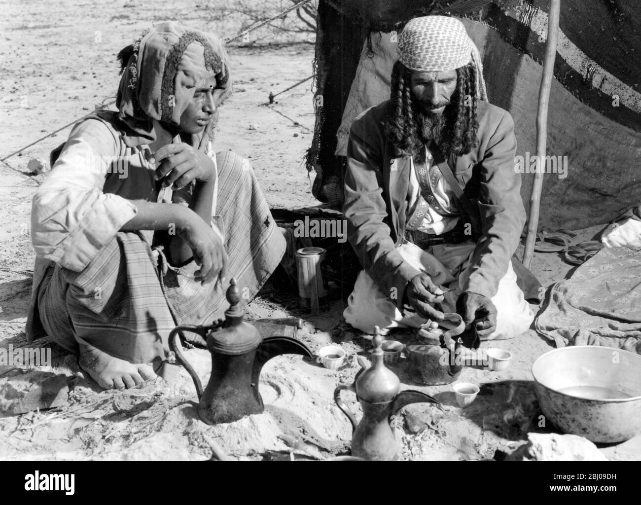 Katar, Beduinen in den 1950er Jahren. - Kaffee in der Wüste. Stockfoto