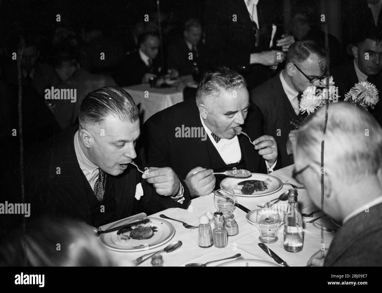 Walfleisch wurde zum ersten Mal bei einem offiziellen Mittagessen in London serviert, als das Institute of Refrigeration hld ihr Herbstessen in den Connaught Rooms servierte. Nach Genehmigung des Lebensmittelministeriums erschien der Walburger als zusätzlicher Gang auf der Speisekarte, der als Experiment beschrieben wurde. Rund 400 Gäste probierten das neue Gericht, das auf der gleichen Linie wie ein Hamburger zubereitet und serviert wurde. - 29. November 1946 Stockfoto