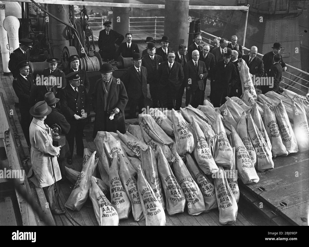 Empire-Produkte in den Royal Albert Docks - 4,000 Lämmer, die von Australiern an Freunde in diesem Land geschickt wurden, kamen an Bord der SS Largs Bay in Anwesenheit von Sir Granville Ryrie, Hochkommissar - 8. Dezember 1931 an den Royal Albert Docks an Stockfoto