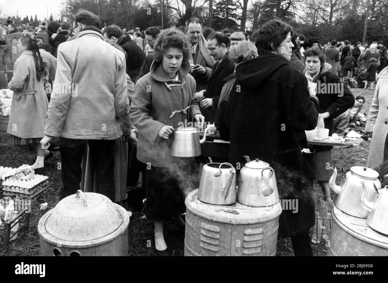 1958 CND London nach Aldermaston März - der marsch ist beendet, und die Feldküchen sind auf dem Feld bei Aldermaston unter Druck, die Heißgetränke und Lebensmittel für müde Marschers ausstellen. Die einzige wirkliche Aufregung des marsches war noch nicht gekommen Stockfoto