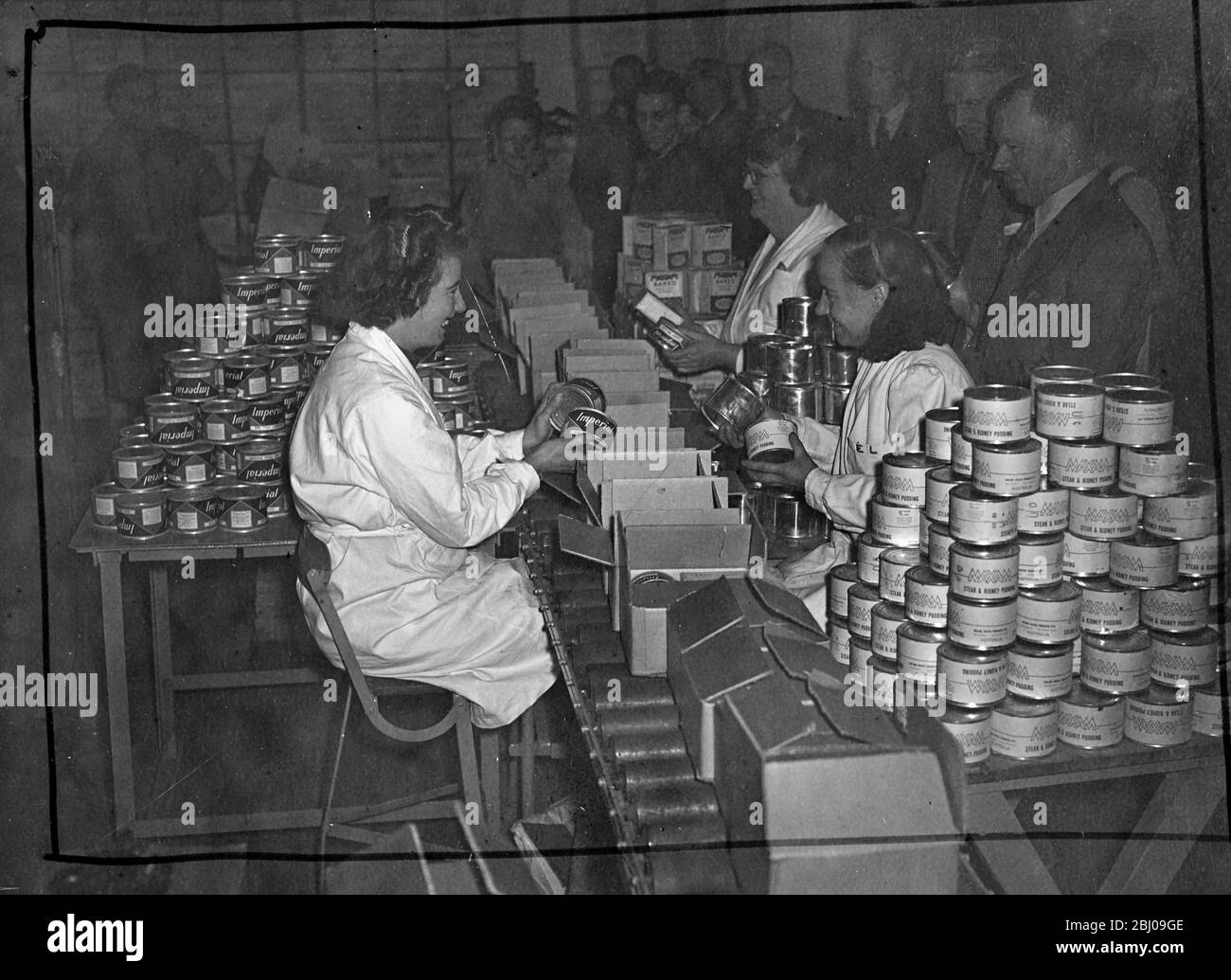 Neunzehntausend Pakete guter Dinge für Weihnachten, bestimmt für Häuser in ganz Großbritannien, werden aus Massensendungen aus Australien in einer Fabrik als Staverton, Wilts verpackt. Hier hat das Express Food Parcel Scheme of Australia seinen Hauptsitz, der 50 000 Pakete pro Woche ausstellt. Im Rahmen der Regelung australische Spender zahlen 10 s. und schreiben ein Etikett, das den Empfänger nominiert. Die Etiketten werden nach Großbritannien geflogen und auf den Paketen, die hier verpackt sind, angebracht. 28,000 Fälle von Lebensmitteln, die nach London in der S.S. Perim gebracht wurden, wurden auf dem Weg nach Staverton, wo das System, unter der Führung Stockfoto