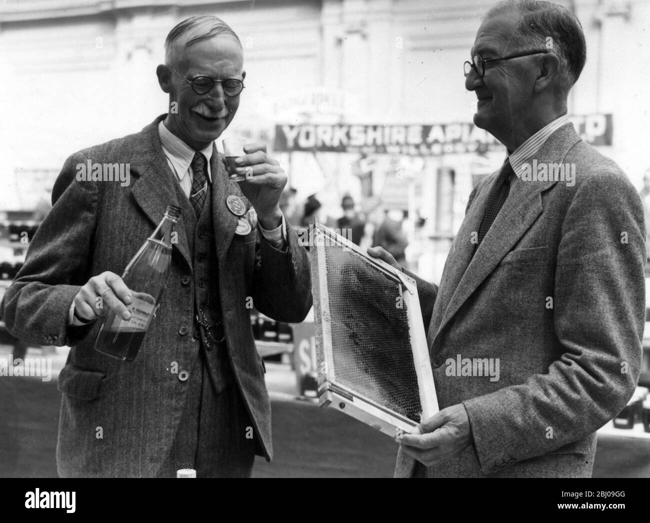 Die Honig und Mead Ausstellung wurde in der Horticultural Hall, Westminster statt. Herr S W Gadge von Surrey beurteilt den Met nach Geschmack und Geruch mit Herrn Wedmore von Eastbourne - führender Behörde für Bienenzucht . - 21. September 1949 Stockfoto