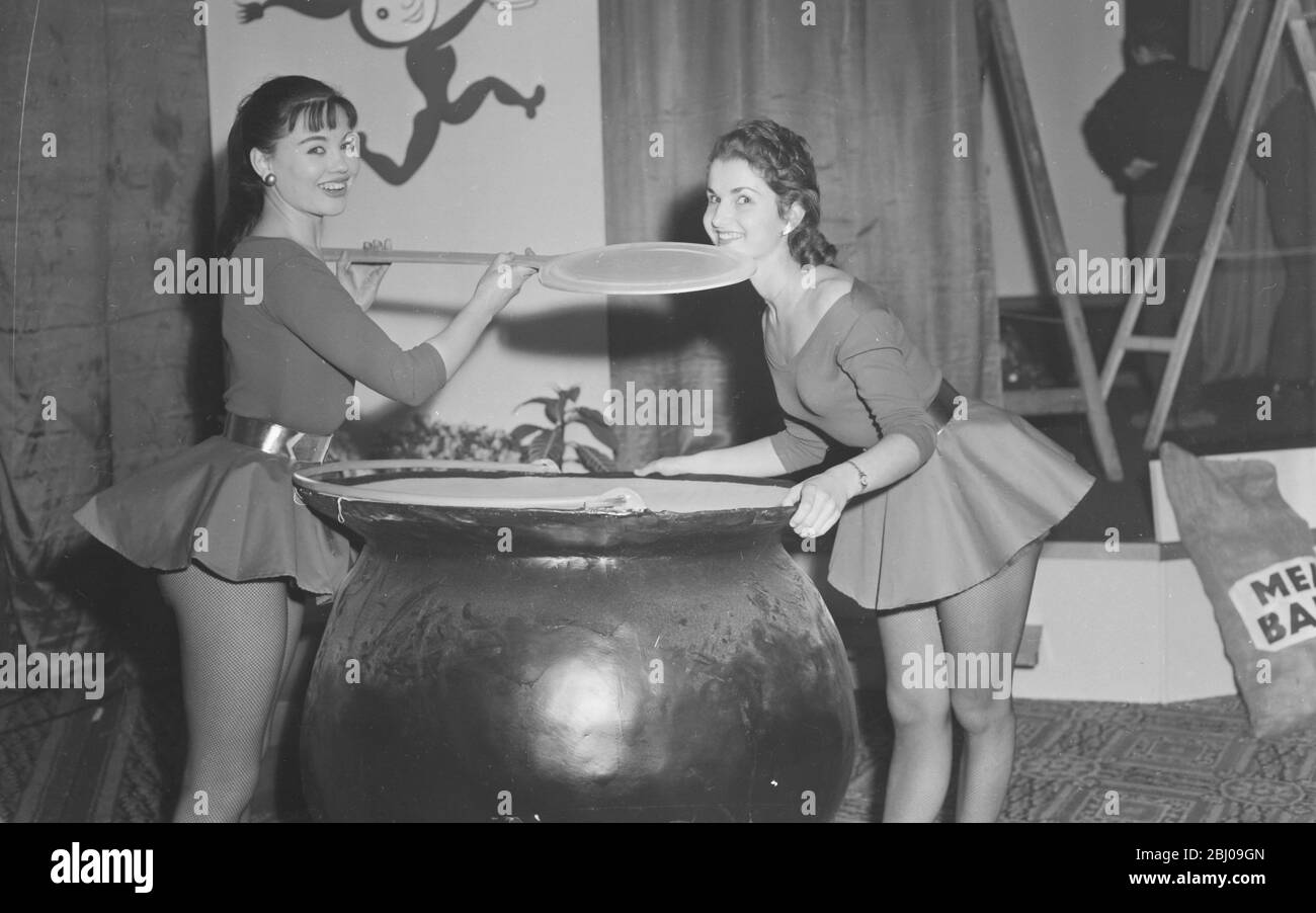 7. JANUAR 1960 - Ballerinas Ann Berrcloth und Lisa Peake bringen die neuen Knorrli Girls die Swiss Food Products Knorr Nudelsuppe mit Fleischbällchen und Gemüse auf den Markt. London, England. Stockfoto