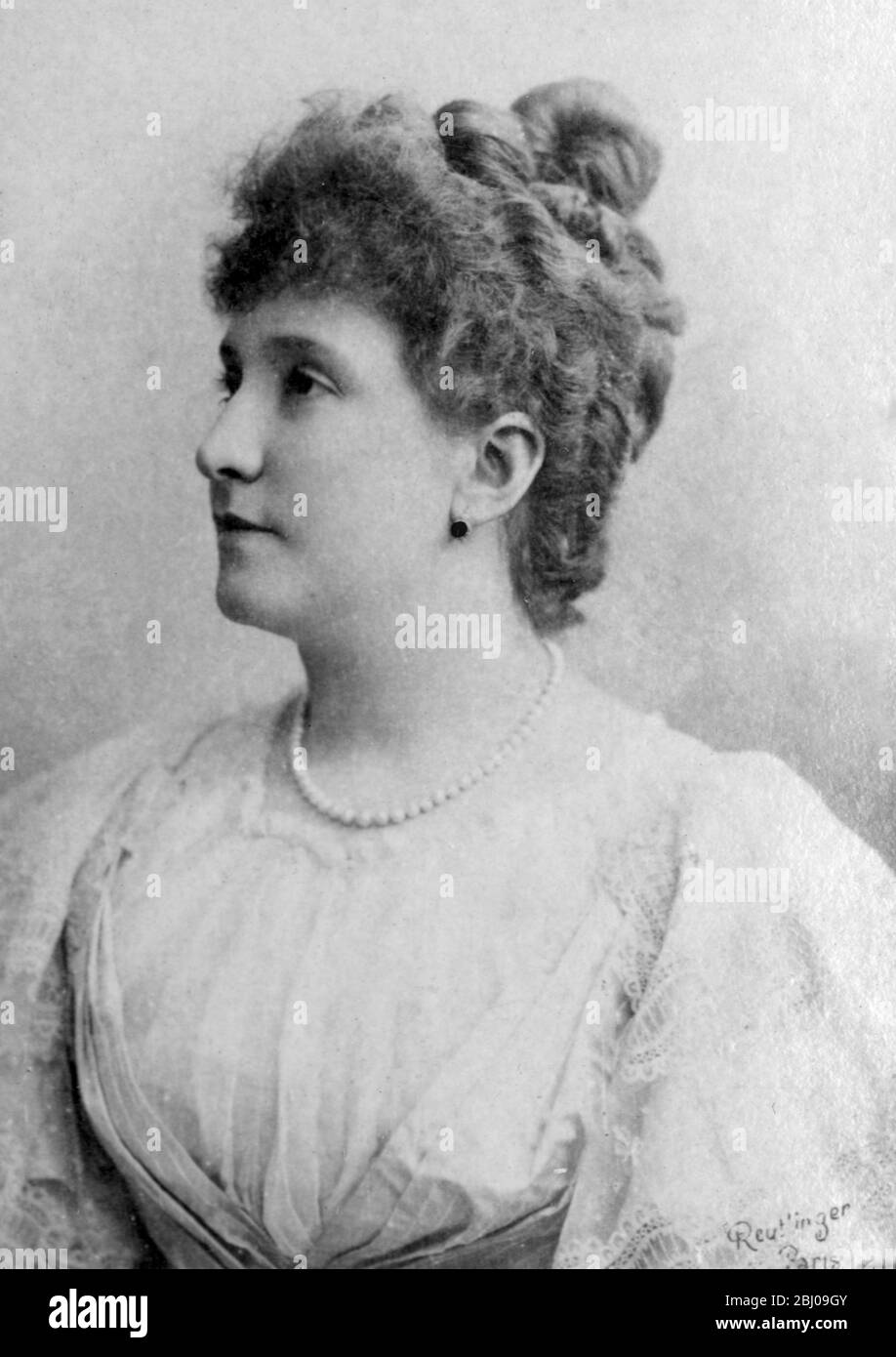 Dame Nellie Melba, GBE (19. Mai 1860 oder 61. - 23. Februar 1931), geborene Helen Porter Mitchell, legendäre australische Opernsopranistin und wahrscheinlich die berühmteste aller Soprane, war die erste Australierin, die in dieser Form internationale Anerkennung erlangte. Einer der ersten Entertainer, der 1918 zum DBE wurde. - Peach Melba wurde nach ihr benannt und von Auguste Escoffier im Savoy Hotel in London für Dame Nellie Melba kreiert, die dort eine Zeit lang lebte. - Melba Toast wurde auch von Auguste Escoffier im Savoy Hotel in London kreiert, als Dame Nellie Melba während ihres Lebens krank wurde Stockfoto