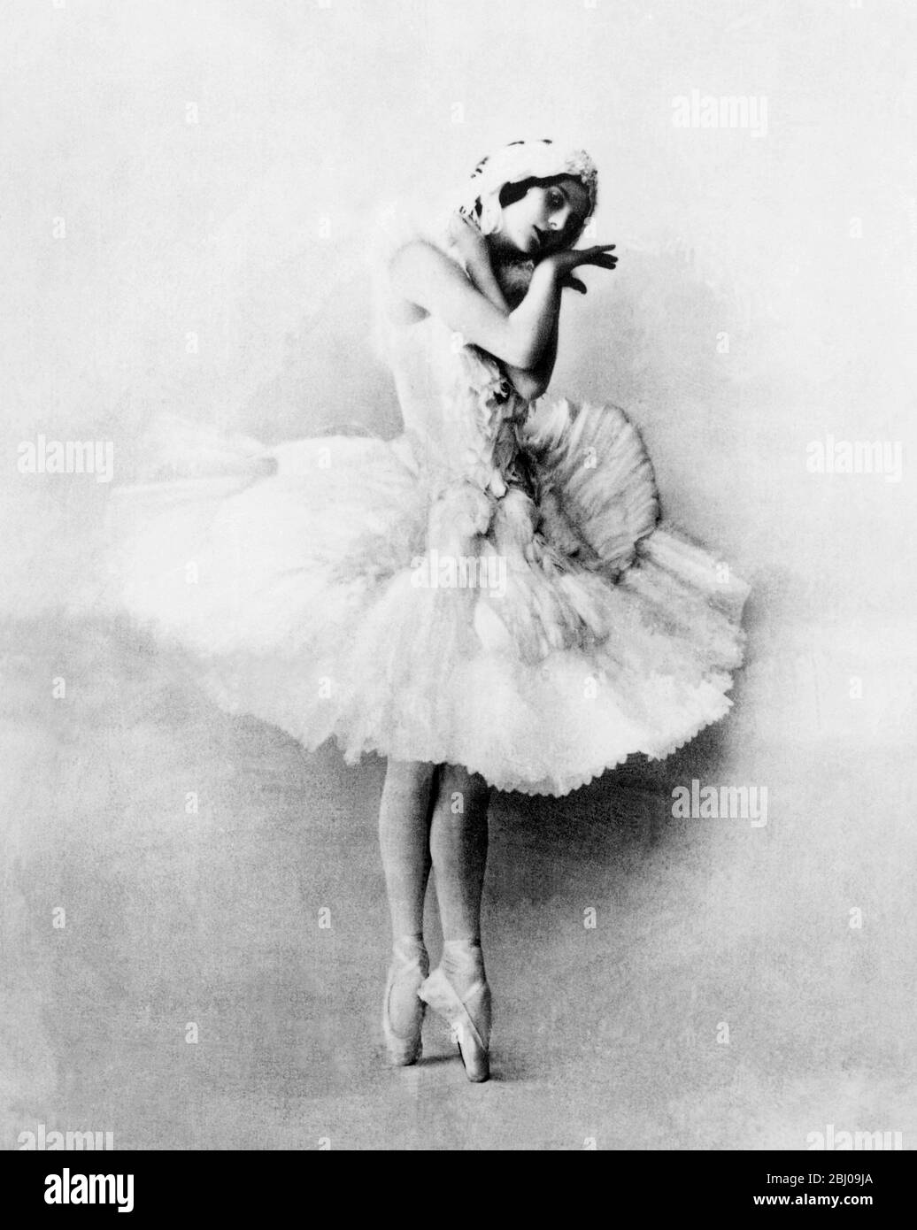 Anna Pavlova als Schwan - Skizzenergänzung - das auf Meringue basierende Dessert Pavlova ist nach der russischen Ballerina Anna Pavlova benannt. Das Dessert soll zu Ehren der Tänzerin während oder nach einer ihrer Touren nach Australien und Neuseeland in den 1920er Jahren entstanden sein. Stockfoto