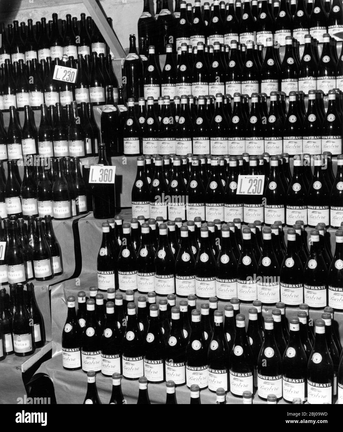 Flaschen Wein zum Verkauf aus der Rotweinsorte Barbera, Italien - undatiert Stockfoto