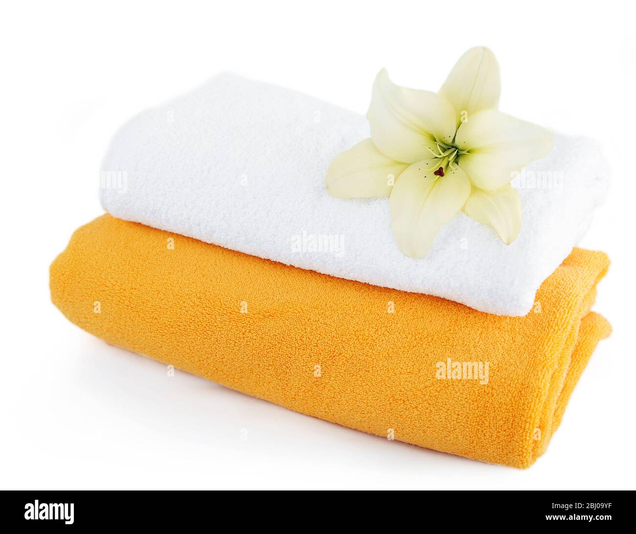 Frisch gewaschene flauschige Handtücher im Schlafzimmer Stockfoto