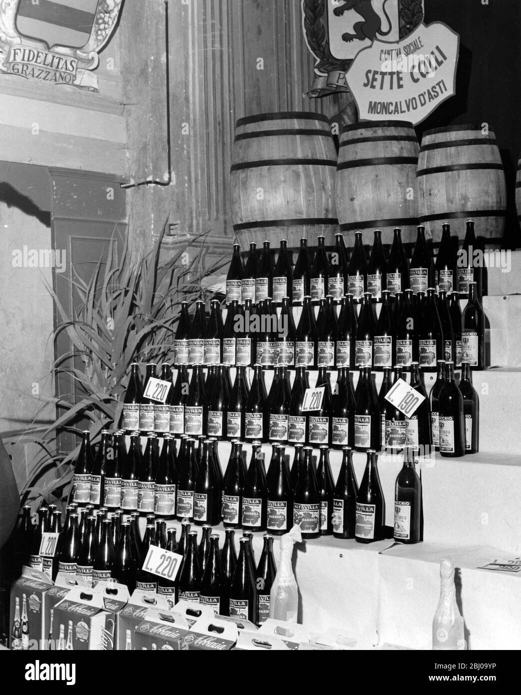 Flaschen Wein zum Verkauf aus der Rotweinsorte Barbera, Italien - undatiert Stockfoto