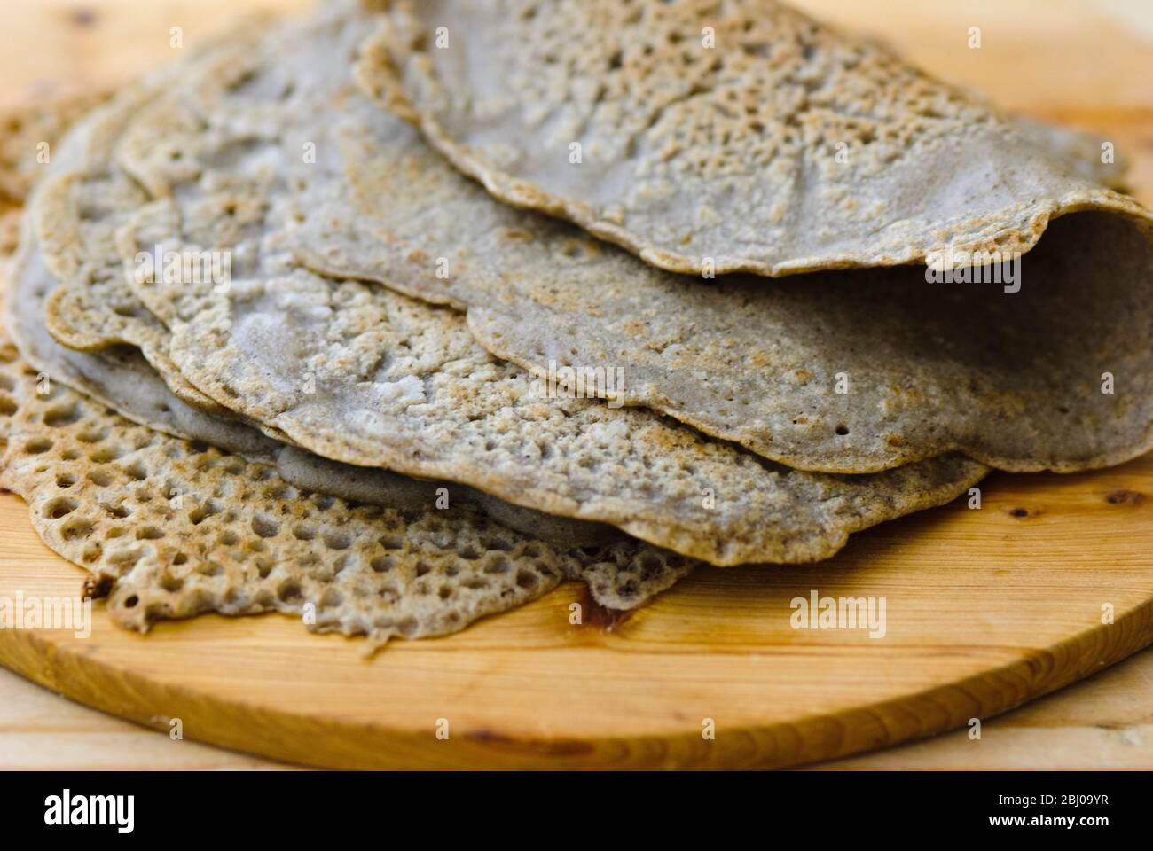 Brot-Wraps Buchweizenmehl, Salz, Olivenöl und Wasser gemacht. Gluten frei. Stockfoto