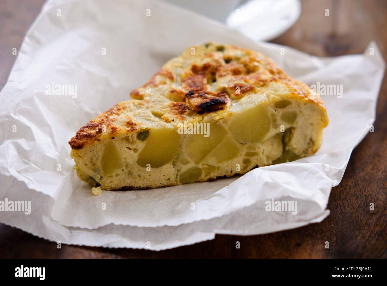 Kartoffeltortilla - 250 g gekochte Kartoffeln (noch fest) - 1 Zwiebel, in Scheiben geschnitten - 1 Knoblauchzehe, geschält & gehackt - 2-3 El Olivenöl - 4 Eier - Salz & Fre Stockfoto