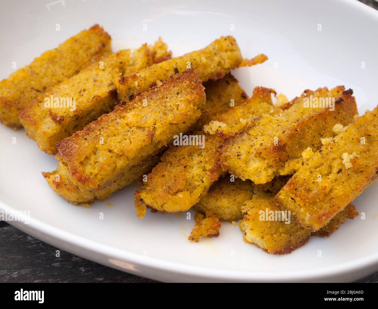 Polenta in Finger als Beilage zu gebratenem Gemüse und Lamm Stockfoto