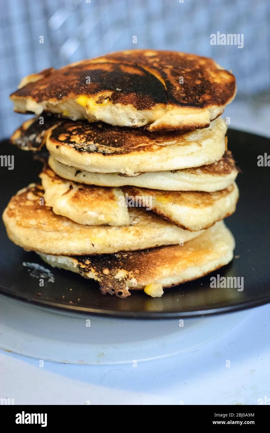 Stapel von Süßkorn Fritters Stockfoto