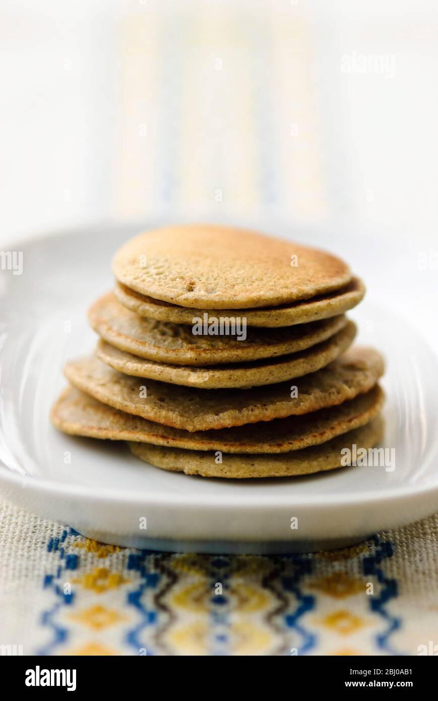 Stapel von kleinen Buchweizen Pfannkuchen oder Blinis. Stockfoto