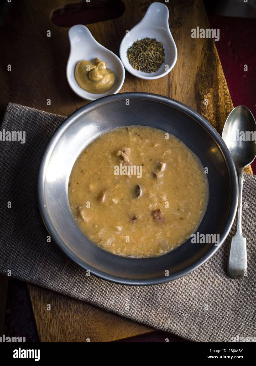 ÌÄ‰Û rtsoppa, schwedische gelbe Erbsensuppe, traditionell serviert mit Slotts senap (schwedischer süßer gewürzter Senf) und getrocknetem Thymian. Stockfoto