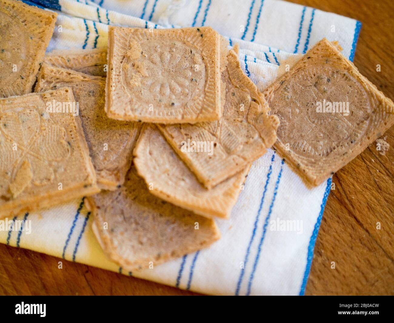 Hausgemachte Buchweizen-Cracker, gekocht in einem deutschen Waffeleisen. Stockfoto