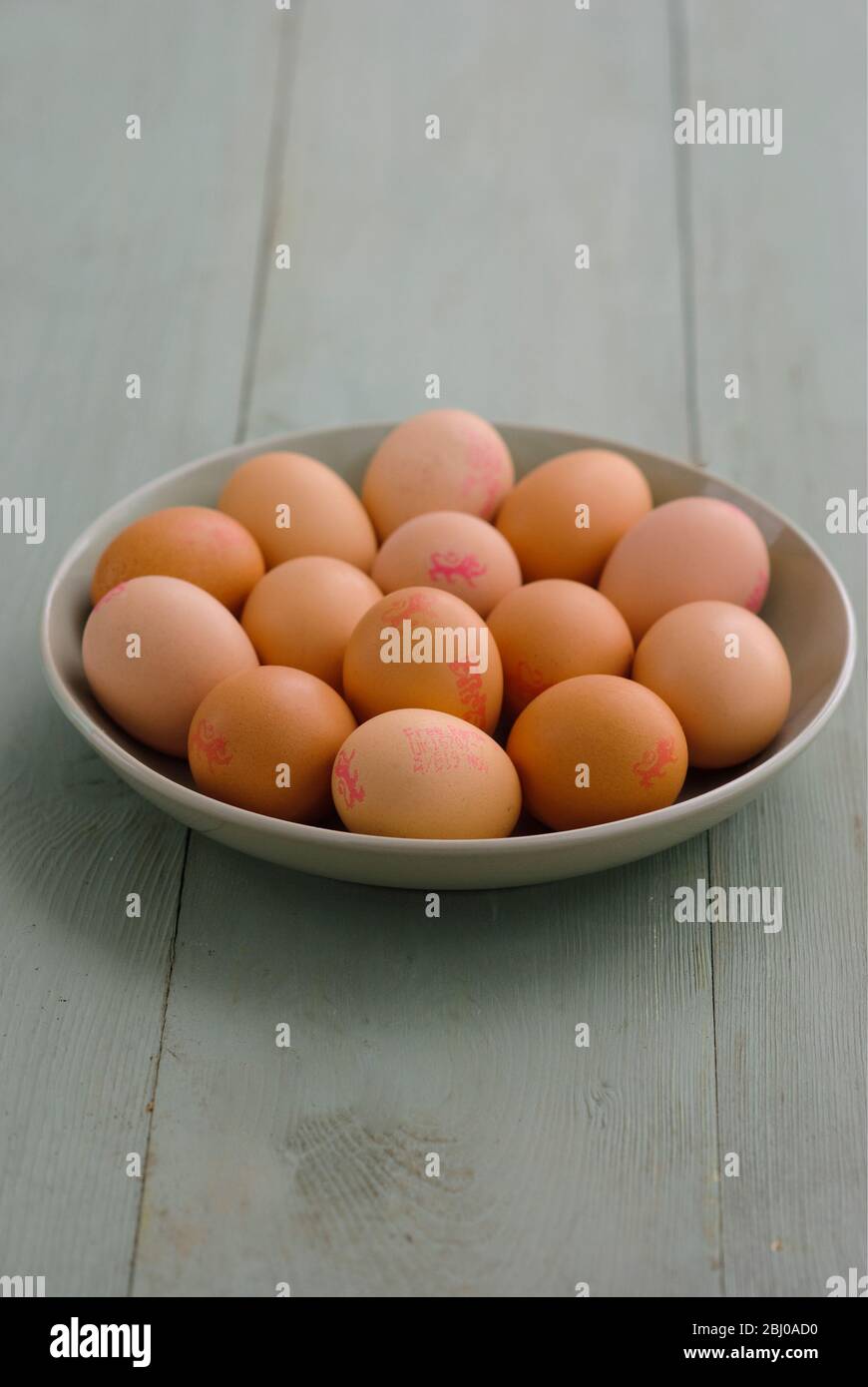 Schale mit braunen Eiern auf lackierter Oberfläche - Stockfoto