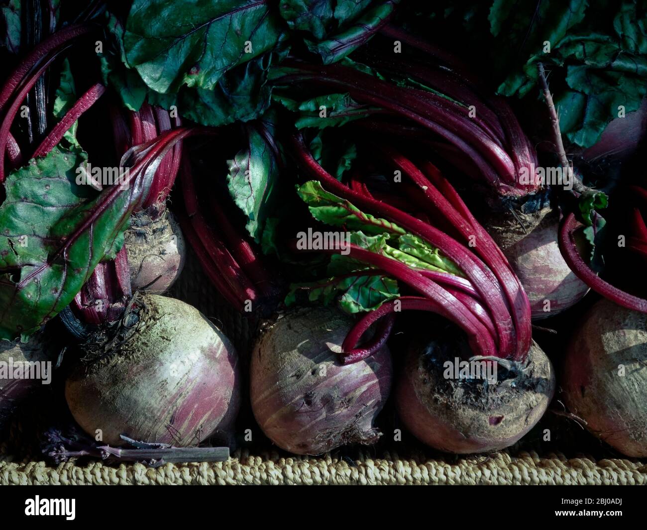 Frische ganze rohe Rote Bete zum Verkauf in Box außerhalb traditionellen Gemüsehändler Shop - Stockfoto