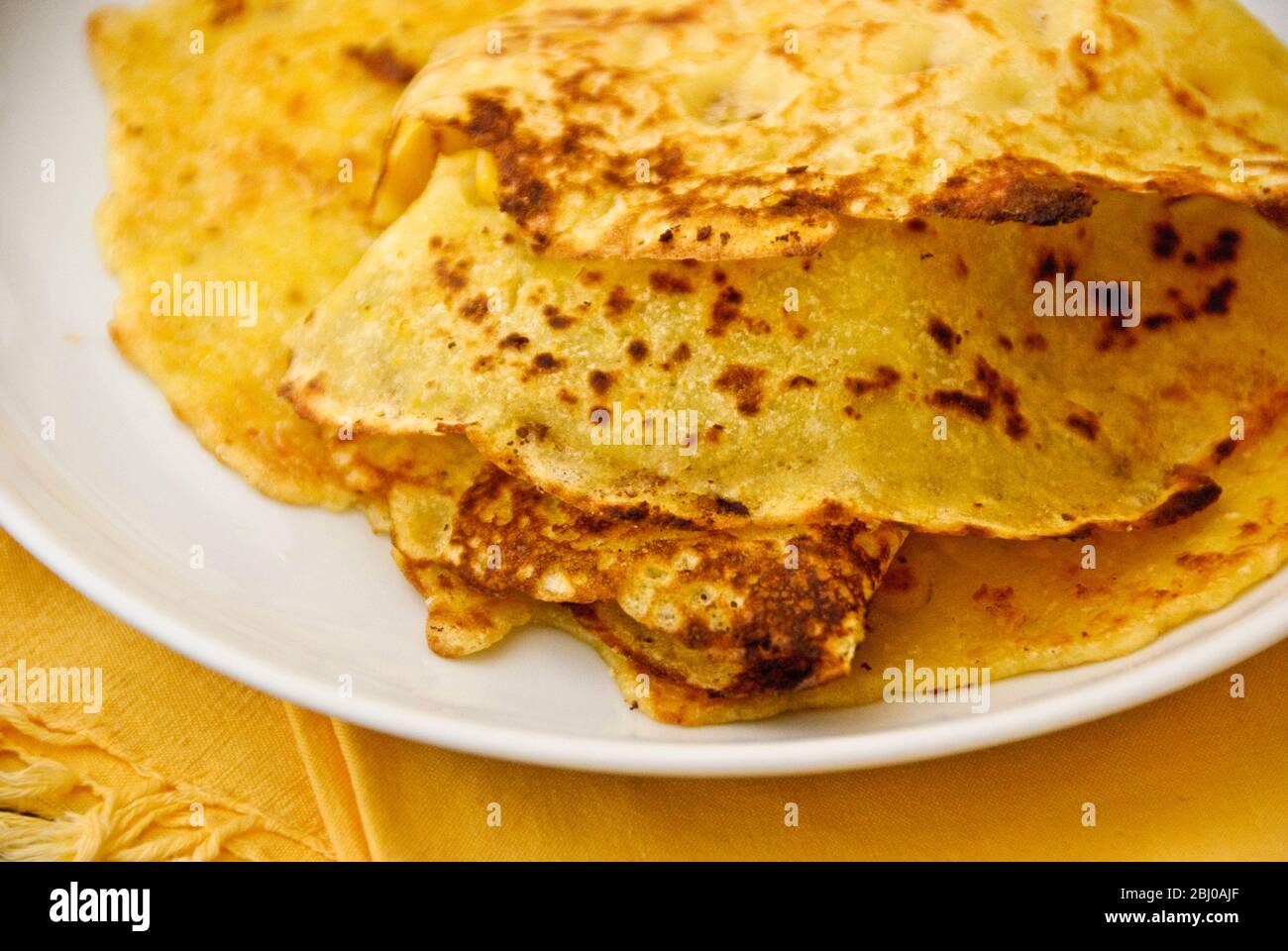 Mexikanische Mais Pfannkuchen auf weißem Teller gestapelt - Stockfoto