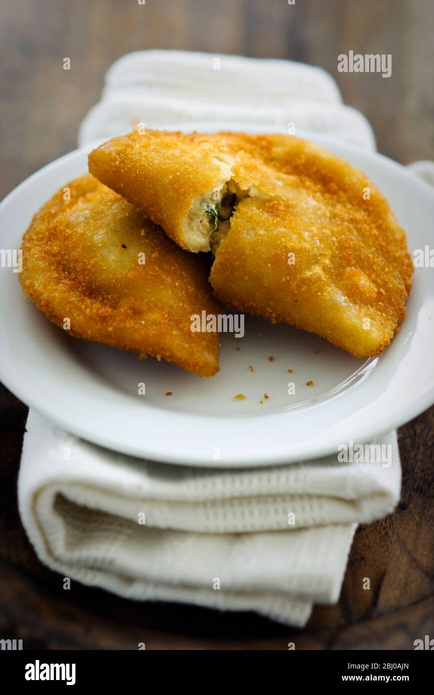 Portugiesische Snacks, Empanadas de camarao, Garnelengerichte auf weißem Teller - Stockfoto