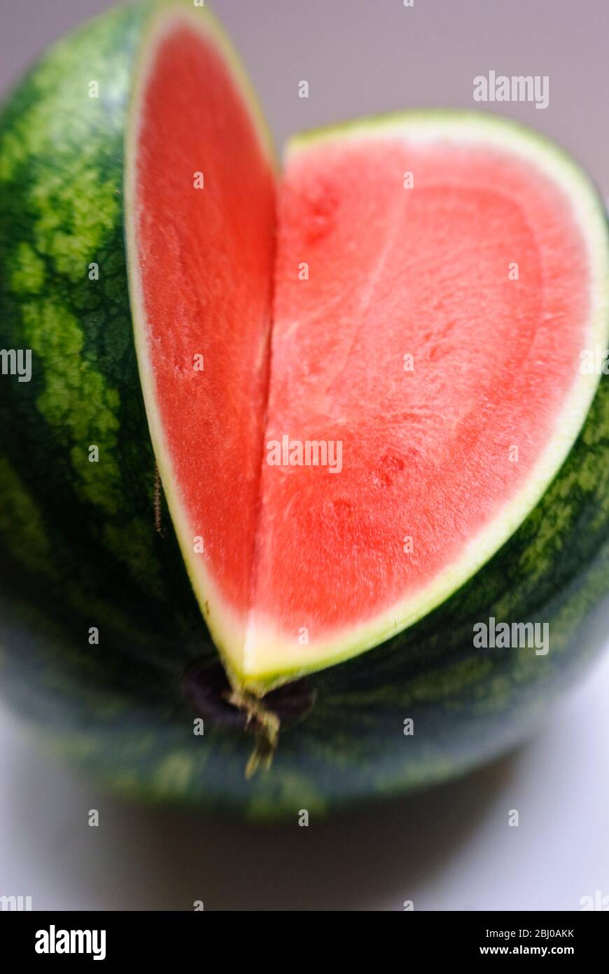 Schneiden Wassermelone zeigt rot im Fleisch - Stockfoto