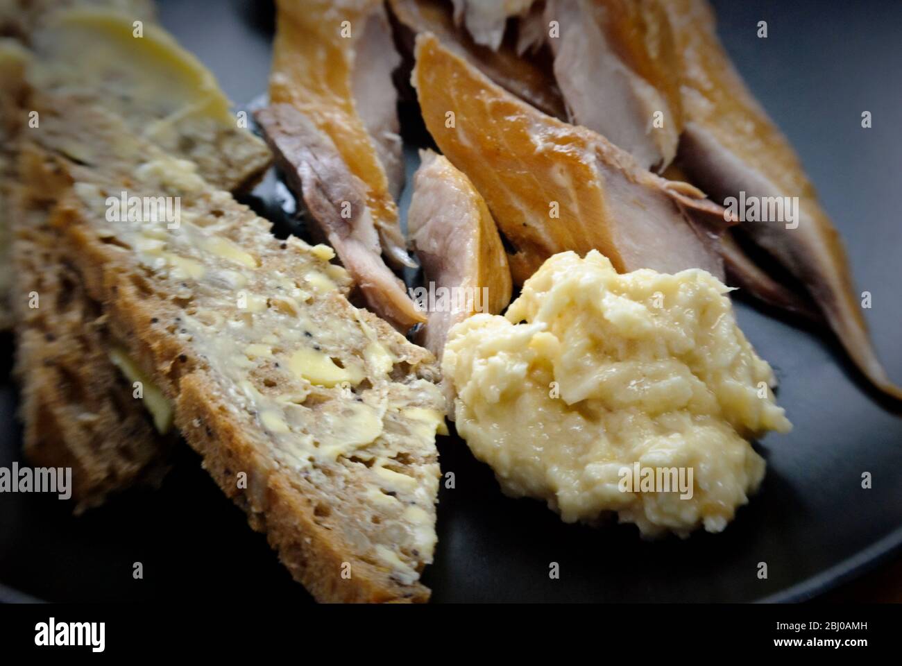 Meerrettichsoße mit geräuchertem Makrele und gebuttertem Braunen Brot - Stockfoto