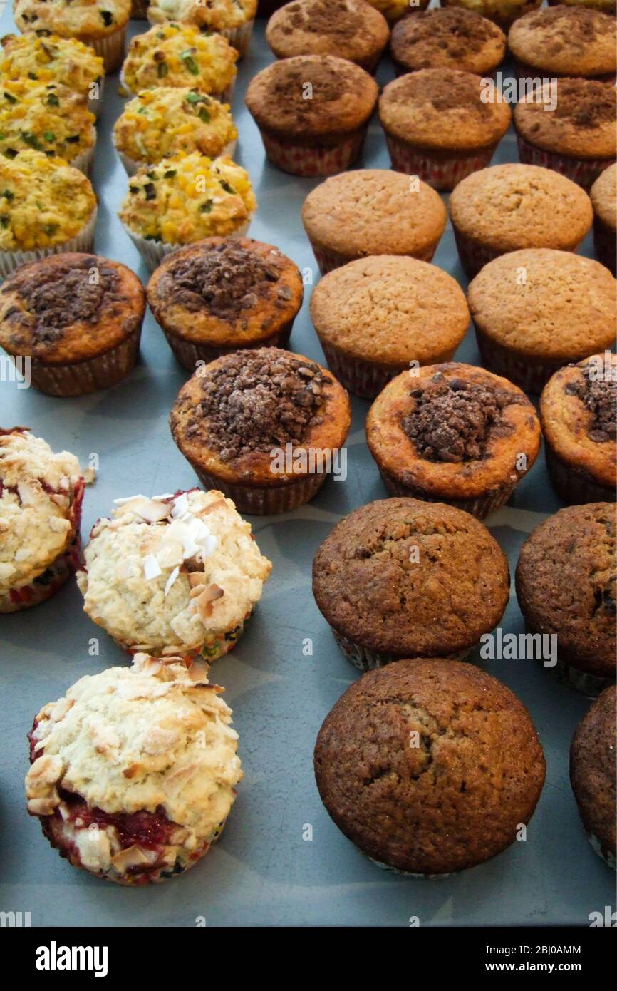 Große Auswahl an verschiedenen hausgemachten Muffins auf Metalloberfläche - Stockfoto