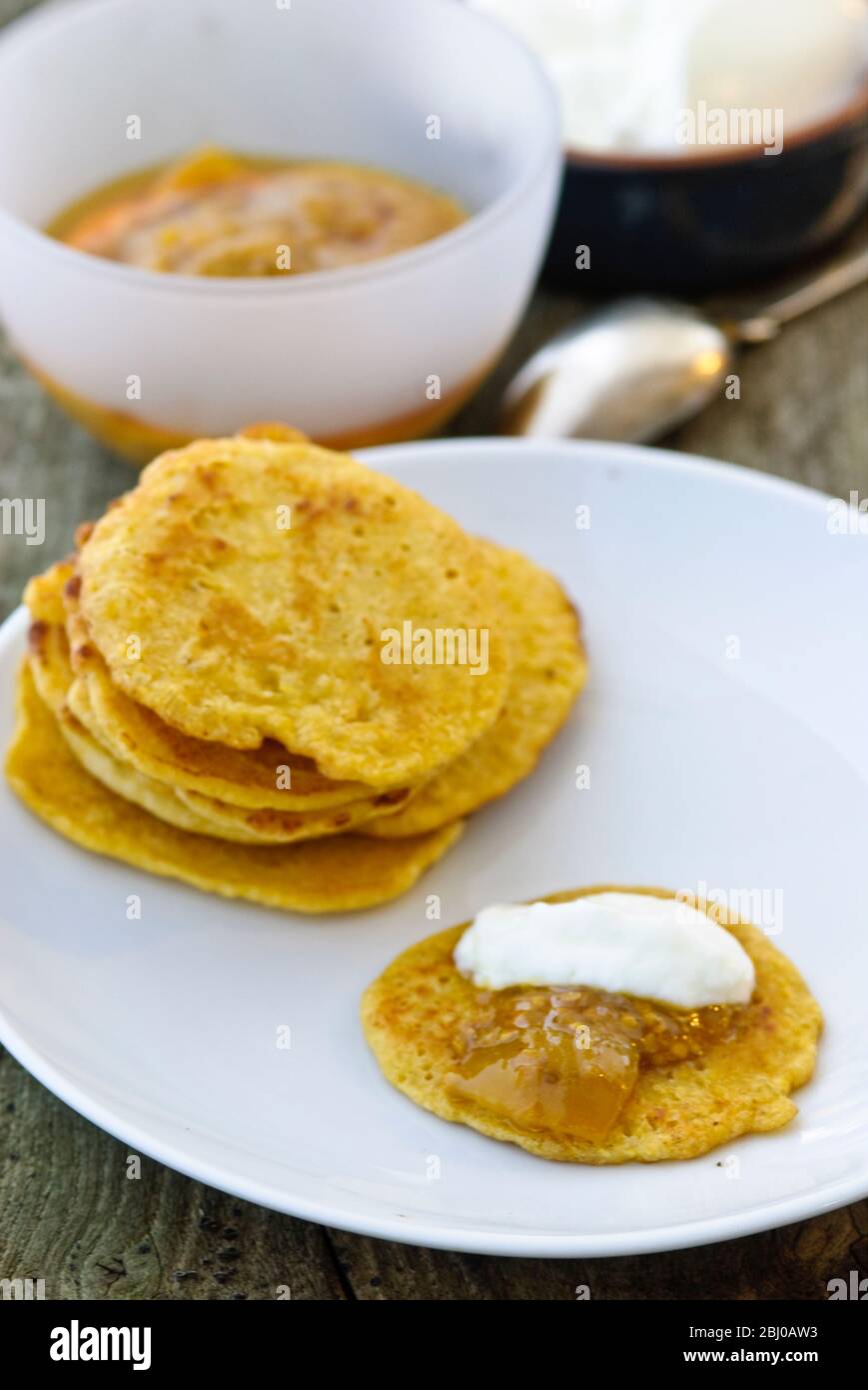 Kleine Pfannkuchen aus indischem Kichererbsenmehl (Chana dal), glutenfrei und sehr nahrhaft. Serviert mit Limettenchutney und Joghurt - Stockfoto