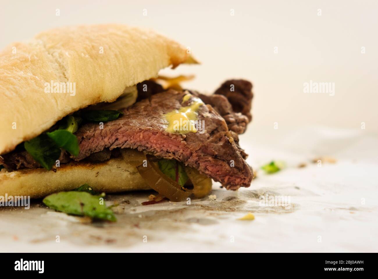 Ein Steak Sandwich mit Salat und Senf - Stockfoto